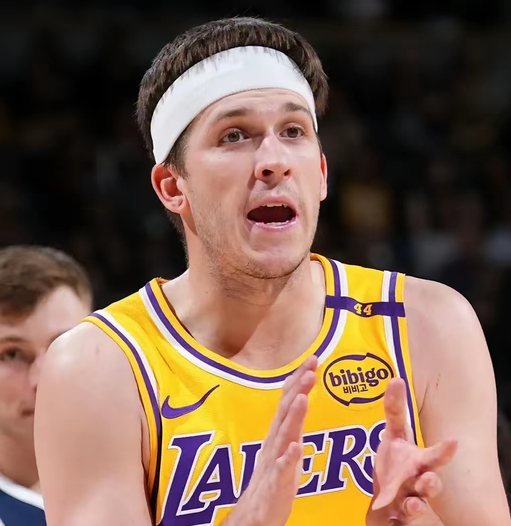 九游-JackeyLove迎来十赛季出色发挥，湖人观众热烈欢呼！观众掌声雷动的简单介绍