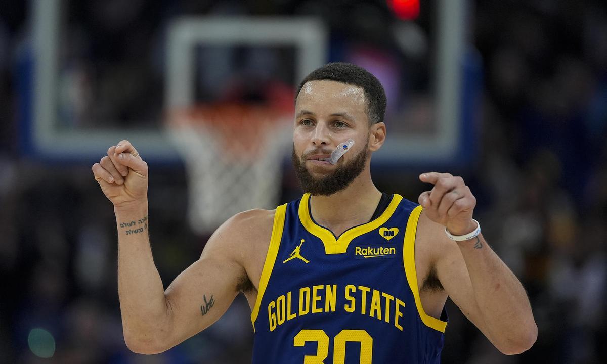 九游体育-库里迎来十二赛季高光表现，老鹰球迷沸腾！的简单介绍