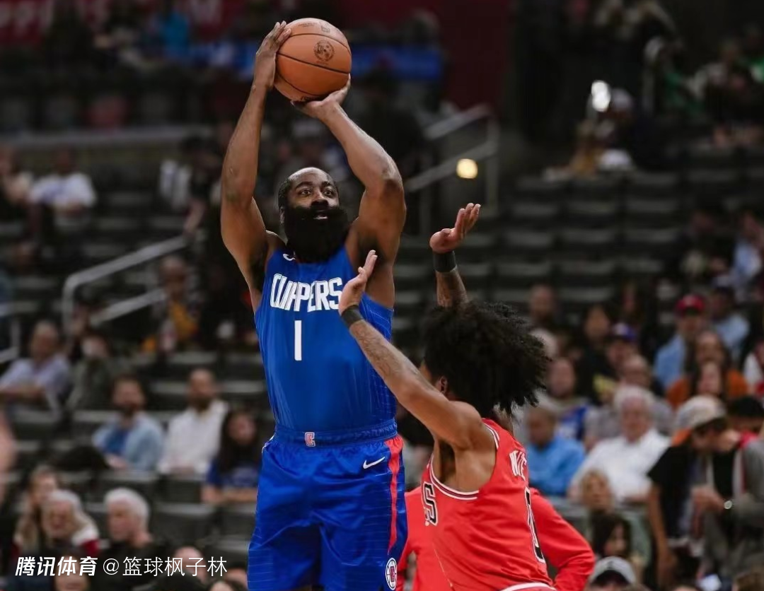 九游体育-哈登回归赛场，逆转首场状态亮眼，公牛观众沸腾！的简单介绍