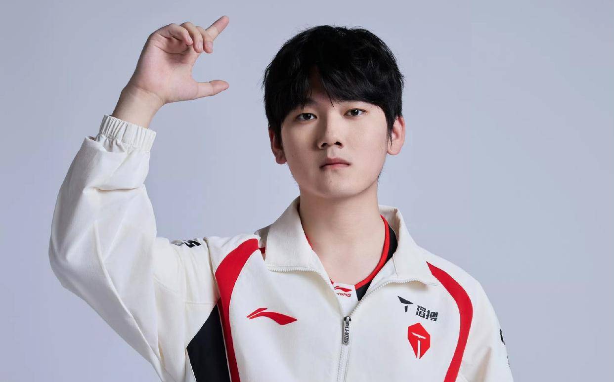 九游娱乐-Rookie回归赛场，战术调整首场状态亮眼，中国队观众沸腾！的简单介绍